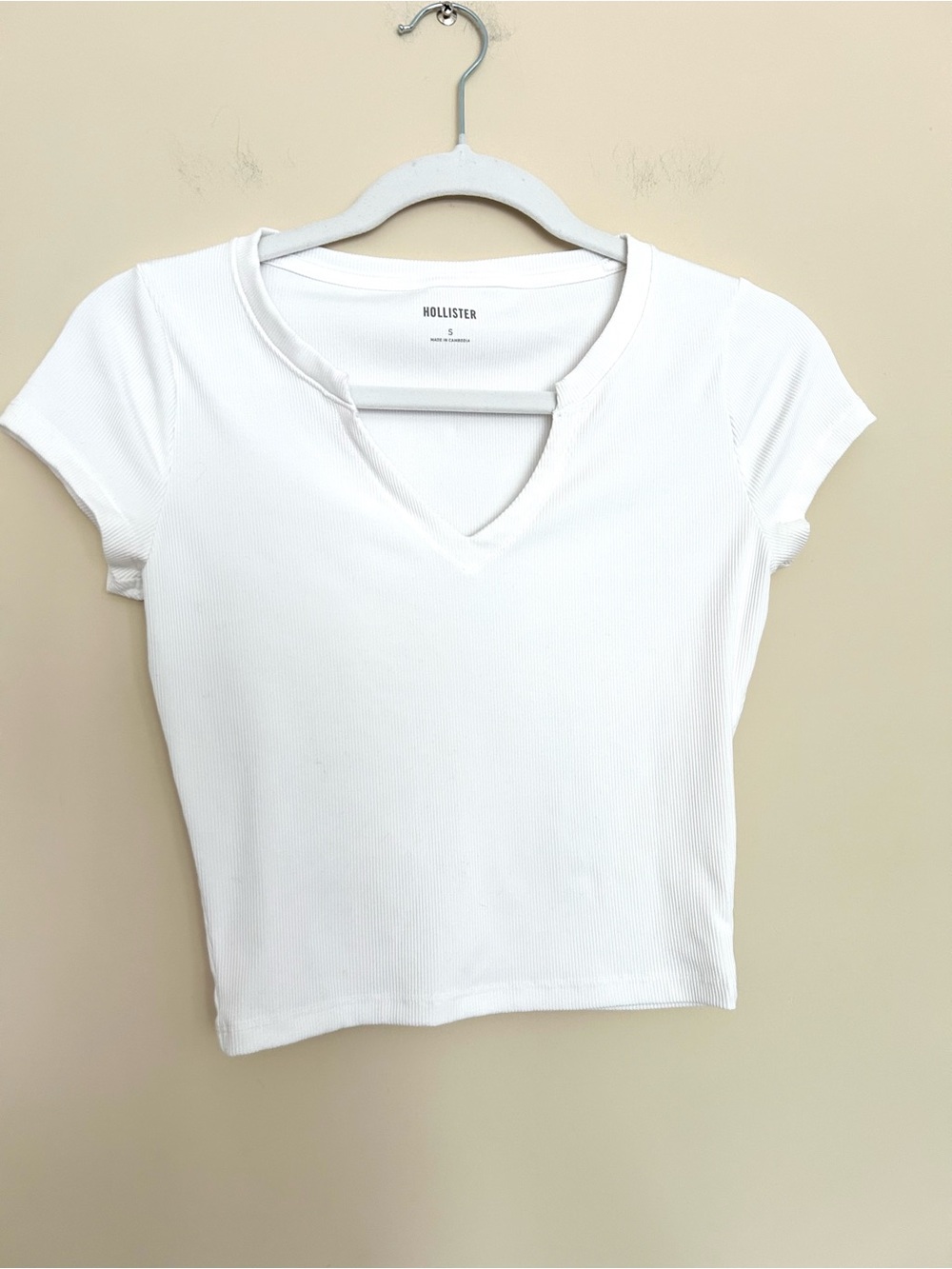 Hollister Women’s White Ribbed V-Notch Crop Tee View 5